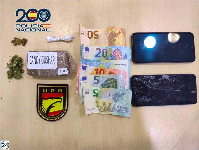 Incautados estupefacientes por valor de 700 euros en un vehículo durante un arresto.