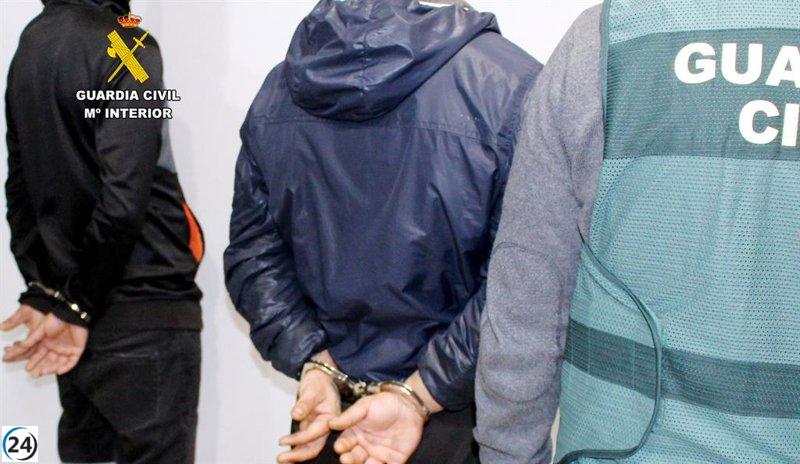 Cuatro arrestados en Santoña por robo en domicilio y asalto a panadero en bar.