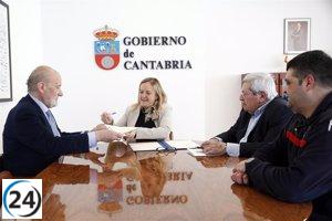 La Presidencia respalda a los Bomberos Voluntarios de Santander con un convenio de 12.000 euros.