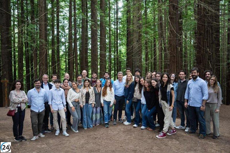 Feijóo visita campamentos de verano en bosque de secuoyas de Cabezón con jóvenes