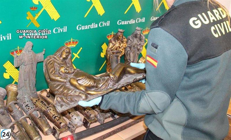 Detienen a tres hombres por hurto de ornamentos de metal en cementerios cántabros.