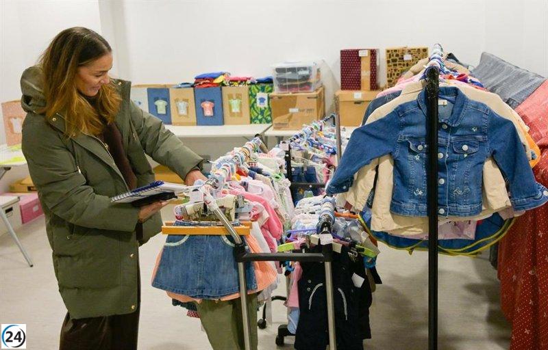 La Princesa Letizia apoya el proyecto 'Entrepeques' con la colaboración de tres voluntarias en la donación de ropa infantil.
