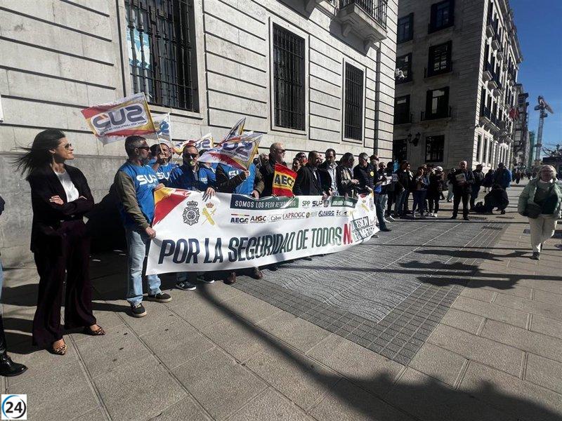 Sindicatos policiales protestan en Santander contra negociaciones de inmigración con Cataluña.