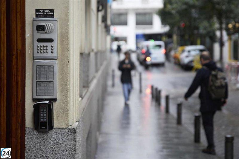 Parlamento avanza en registro de comunidades que prohíben alquileres turísticos, excluyendo al PP.