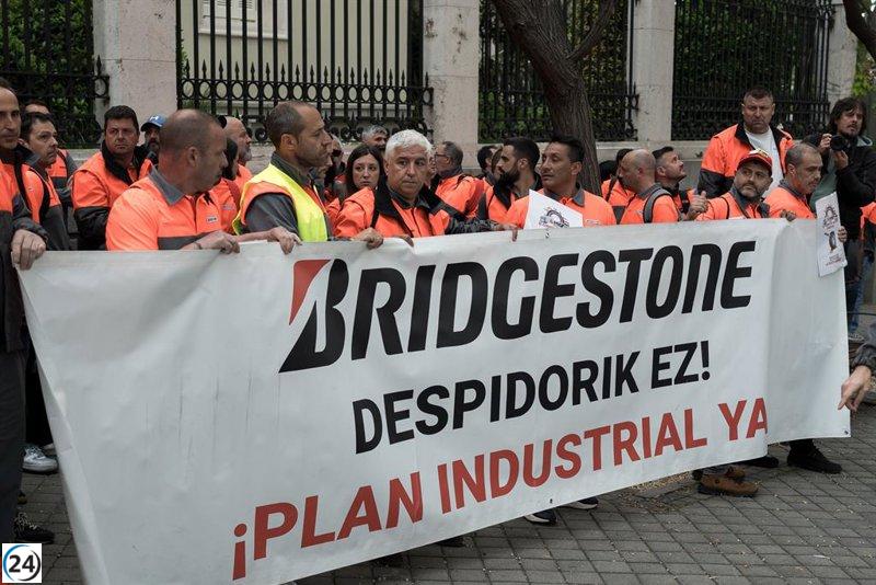 Empleados de Bridgestone protestan ante la embajada japonesa contra despidos masivos.