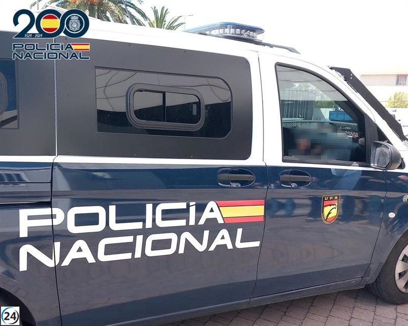 Sustrae cartera y caja de hotel tras ser ignorado en su pago.