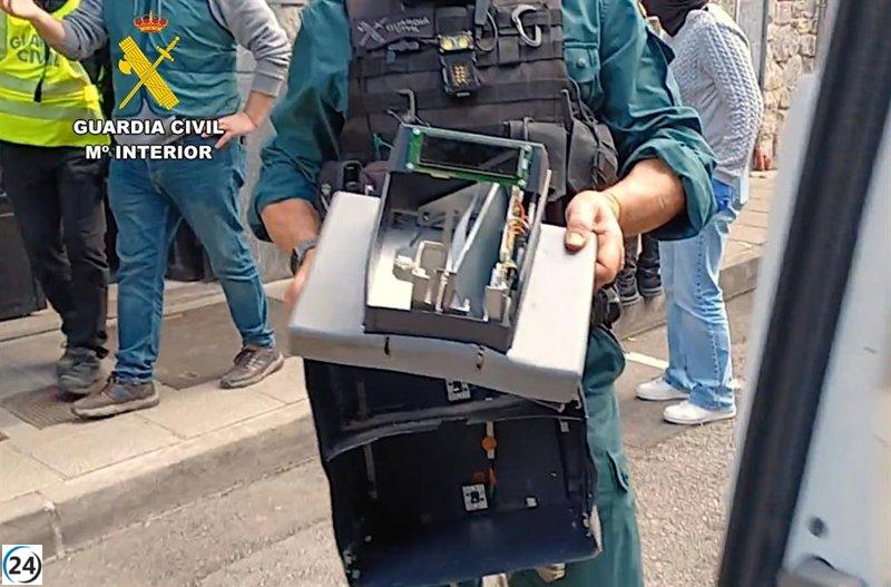 Atrapan a dos ladrones que sustrajeron una furgoneta y asaltaron una gasolinera.