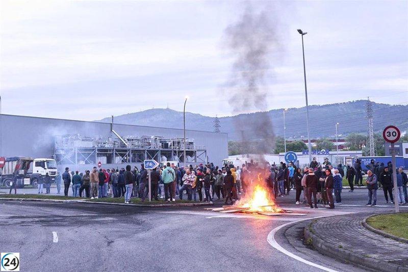 Acuerdo tentativo entre empresas y sindicatos del metal evita huelga por ahora.