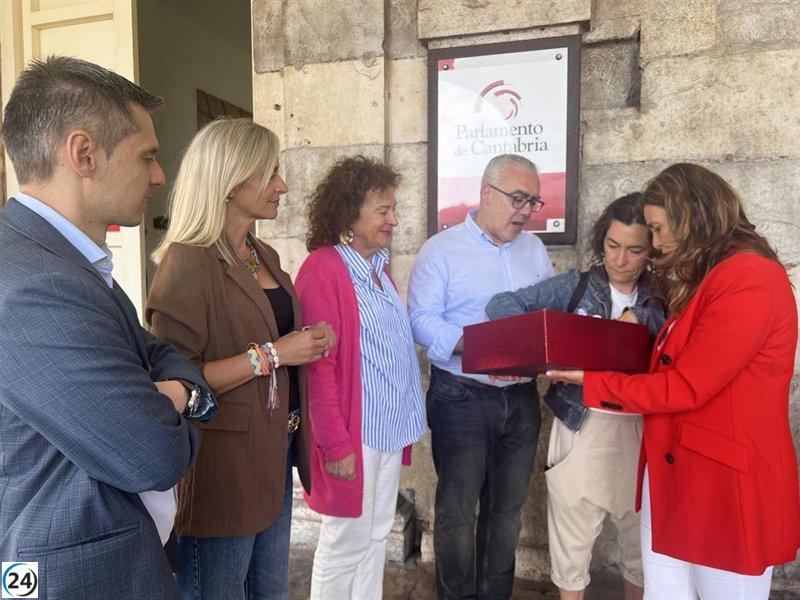 11,300 firmas del AMPA de El Pedregal respaldan la lucha contra el cierre del centro en el Parlamento.