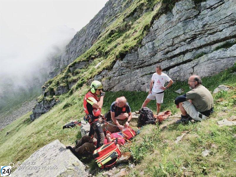 Rescatan a un hombre tras caer 50 metros en la ruta Brañavieja-Pico Tres Mares.