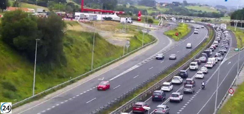 Accidente en la A-67 genera congestión de tres kilómetros hacia Torrelavega.