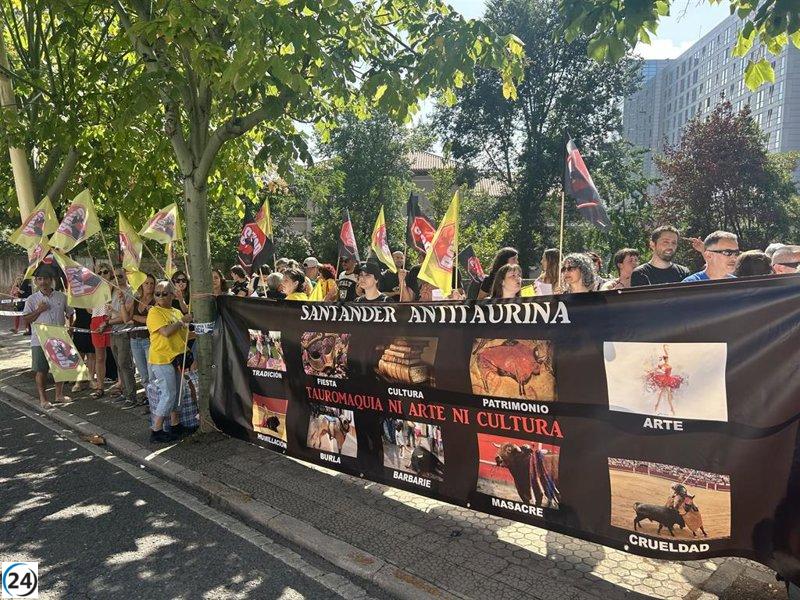 Cincuenta manifestantes en Santander se oponen a la tauromaquia.