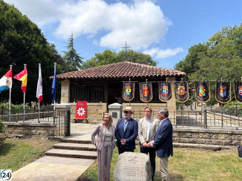 La presidenta del Parlamento hace entrega de la bandera de Cantabria al alcalde de Reocín.