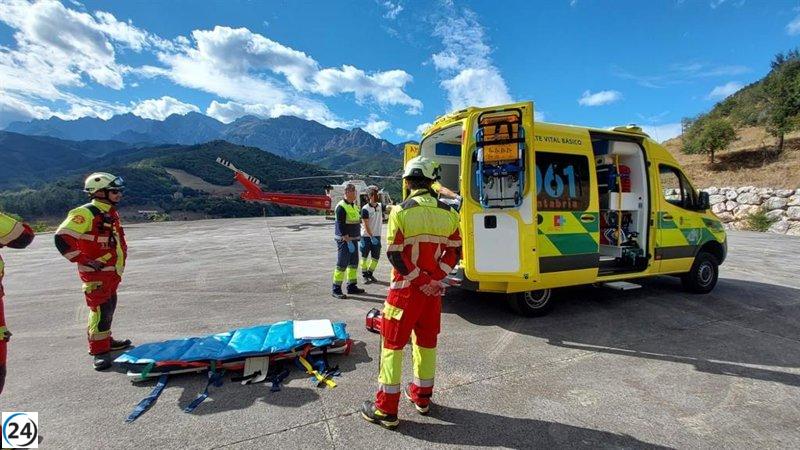 Helicóptero lleva a madrileño con posible lesión de columna tras accidente en la vía pública.