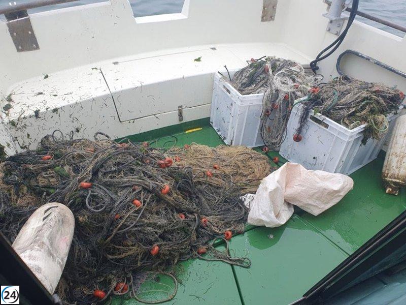 Gobierno decomisa 400 metros de redes ilegales en Marismas de Santoña.