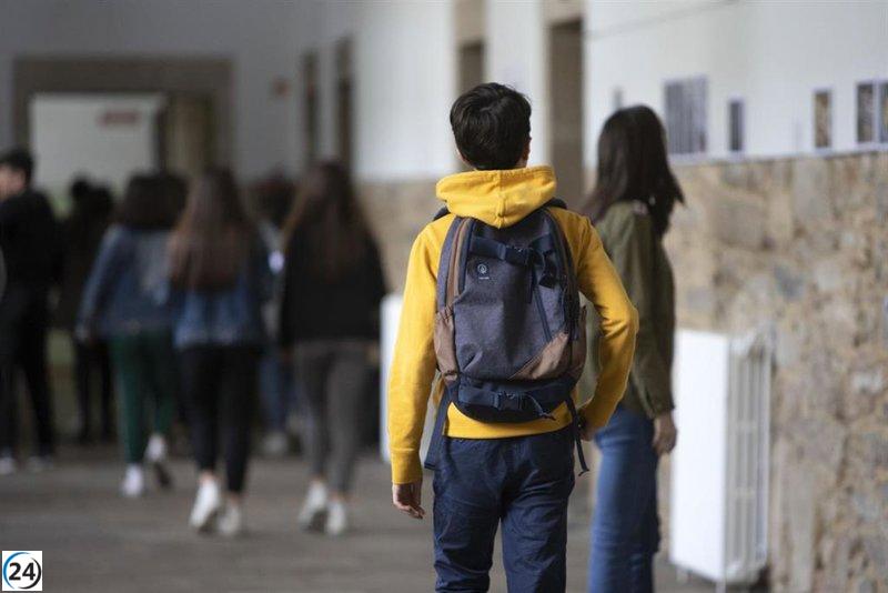 Huelga de profesores marca el inicio del curso escolar para 45,000 estudiantes en Cantabria.