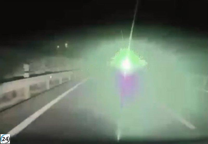 Conductor bajo la mira por apuntar con láser a autos en plena noche.