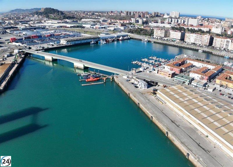 Puente de Raos reabre para facilitar el acceso de barcos a la dársena de Maliaño.