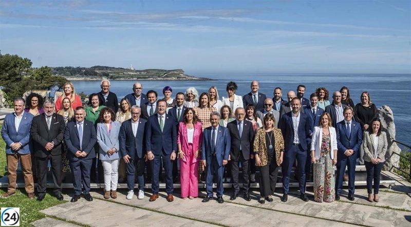 Revilla se ríe del cartel del PP con su foto y la de Sánchez.