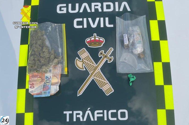 Conductor detenido por uso de móvil con drogas en su vehículo.