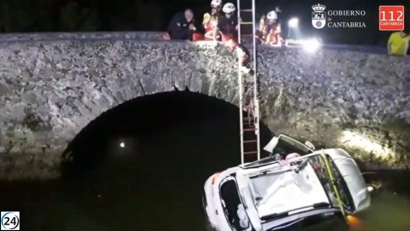 Bomberos rescatan a conductora que cae a la marisma en Noja.
