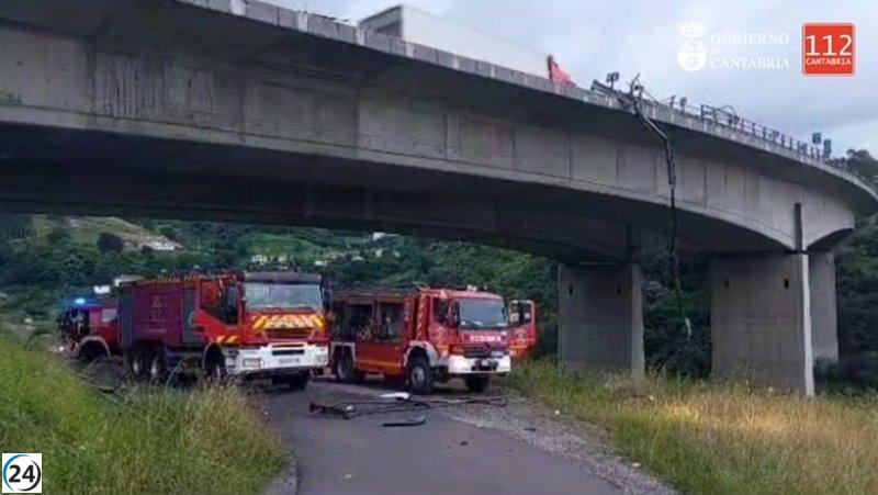 Conductor muere en incendio tras caída de camión en viaducto de Ontón.