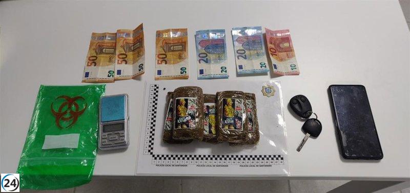 Arrestado conductor con balanza y hachís escondido en vehículo.