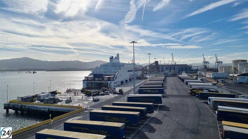 El buque 'Salamanca' llega a la moderna terminal de ferries del Puerto de Santander