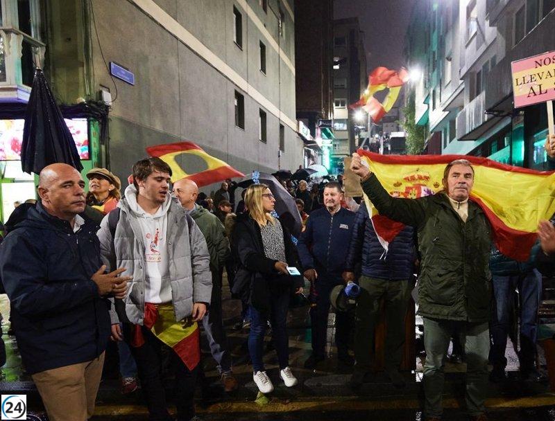 Masiva protesta conservadora en Santander en contra de la amnistía: ¡un centenar de ciudadanos expresan su rechazo ante el PSOE!