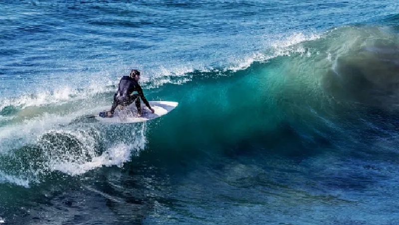 El surf es un deporte en auge en las playas cántabras